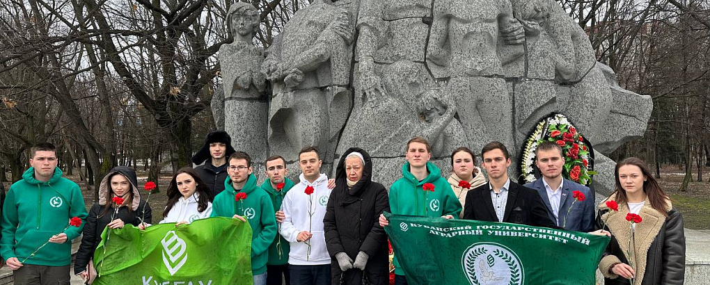Торжественное возложение цветов к памятнику жертвам фашистского террора